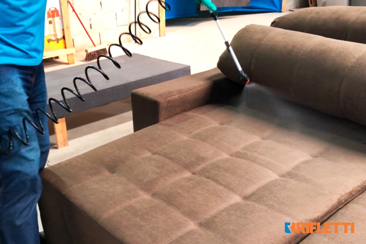 Impermeabilização de sofá: o que é e como a Rifletti faz